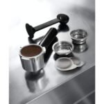 ⁦Machine Expresso DeLonghi Dedica Style EC685.M – Inox Argent⁩ - الصورة ⁦5⁩
